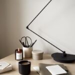 Escritorio minimalista separado de la zona de descanso para prevenir el burnout profesional
